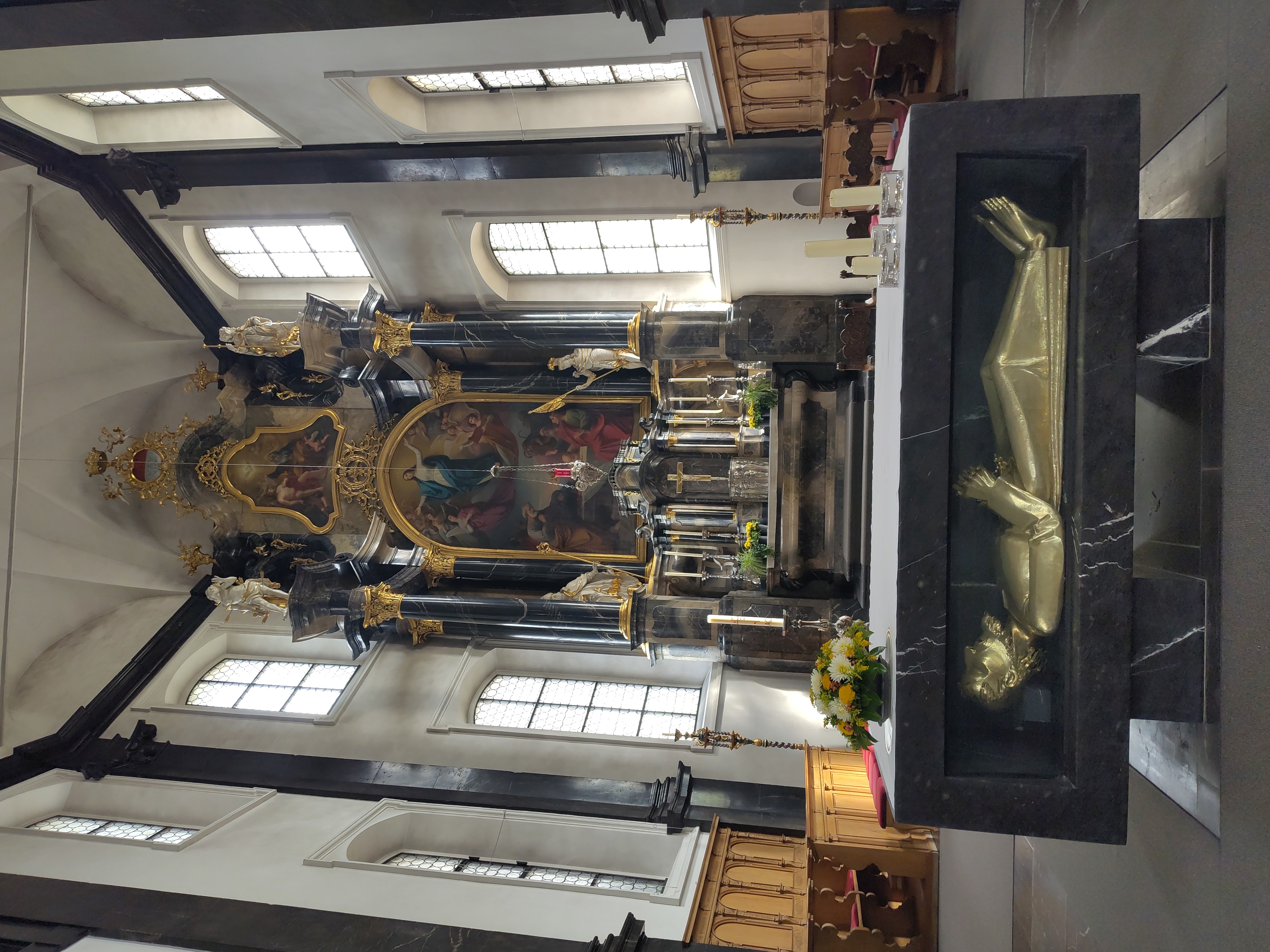 Hochaltar der Wallfahrtskirche, mit Reliquiengrab Hochaltar der Wallfahrtskirche, mit Reliquiengrab
