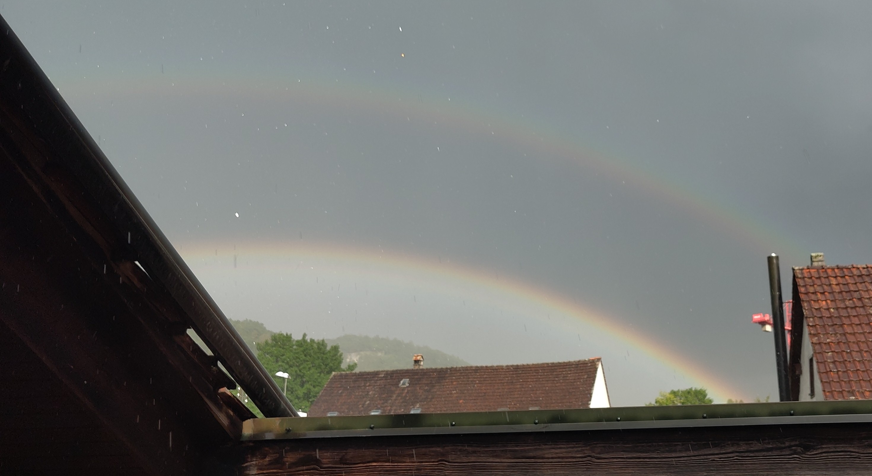 Regenbogen, mit funkelnden Regentropfen Regenbogen, mit funkelnden Regentropfen
