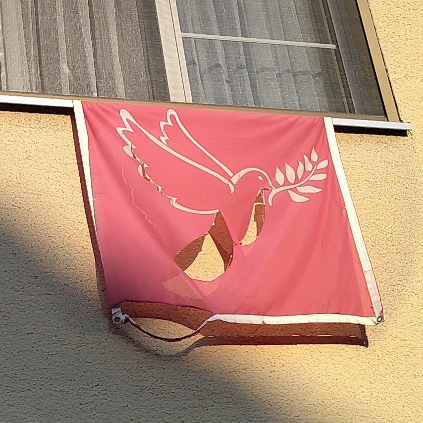 ramponierte Friedensfahne ramponierte Friedensfahne