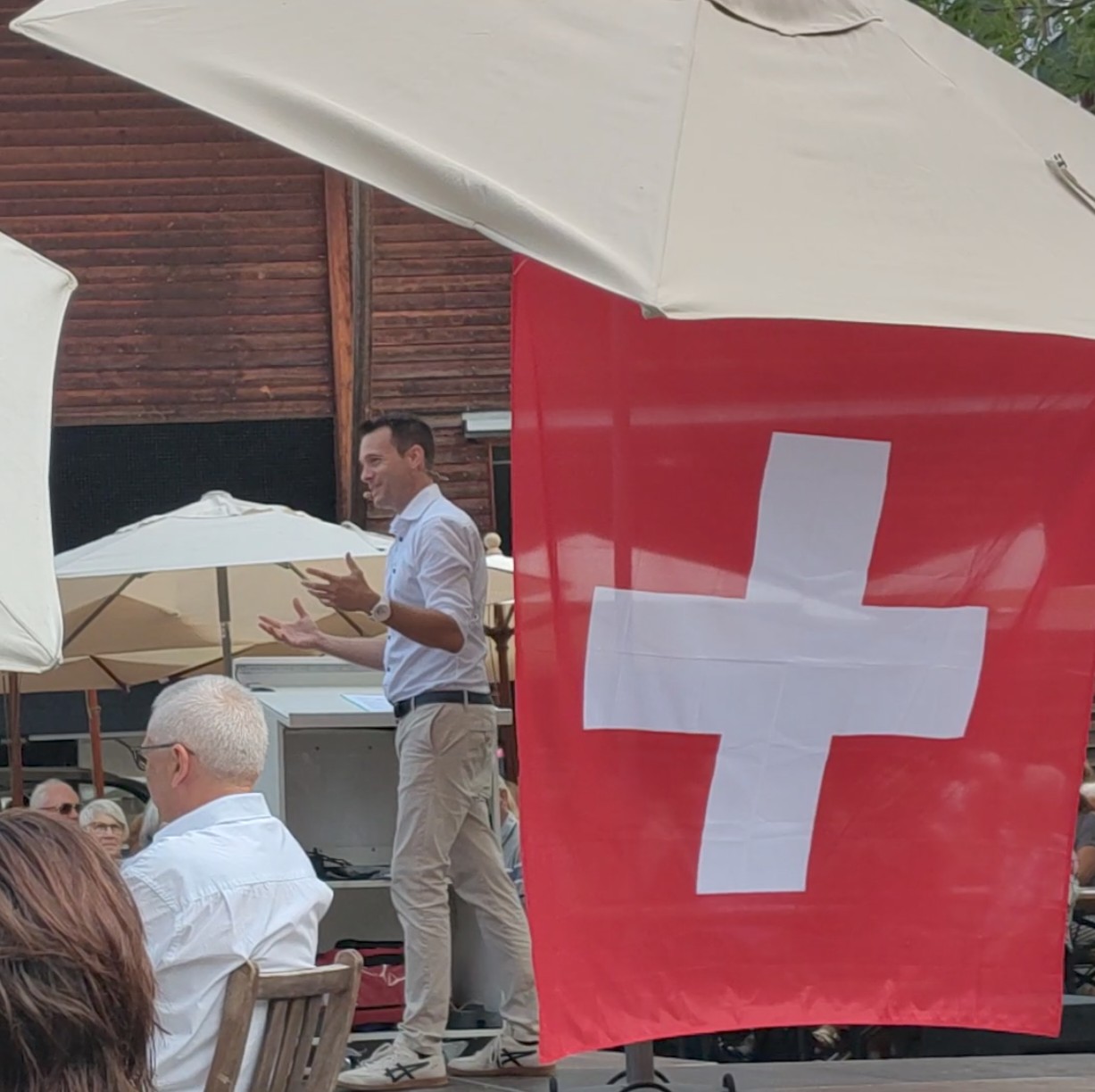 Patrick Hässig, bei seiner Rede im Ustermer Stadtpark Patrick Hässig, bei seiner Rede im Ustermer Stadtpark